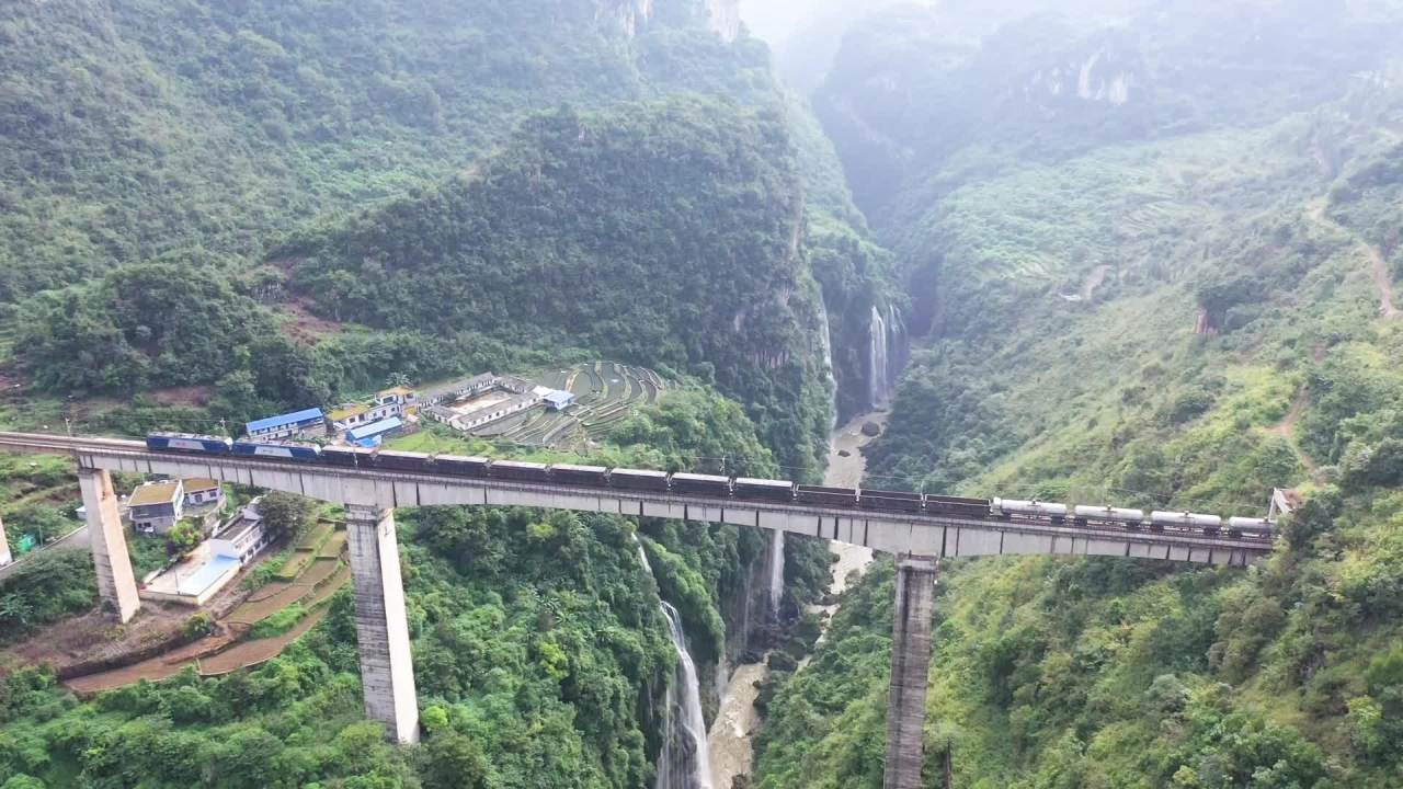 绿皮火车行驶穿过贵州峡谷大桥南昆铁路航拍