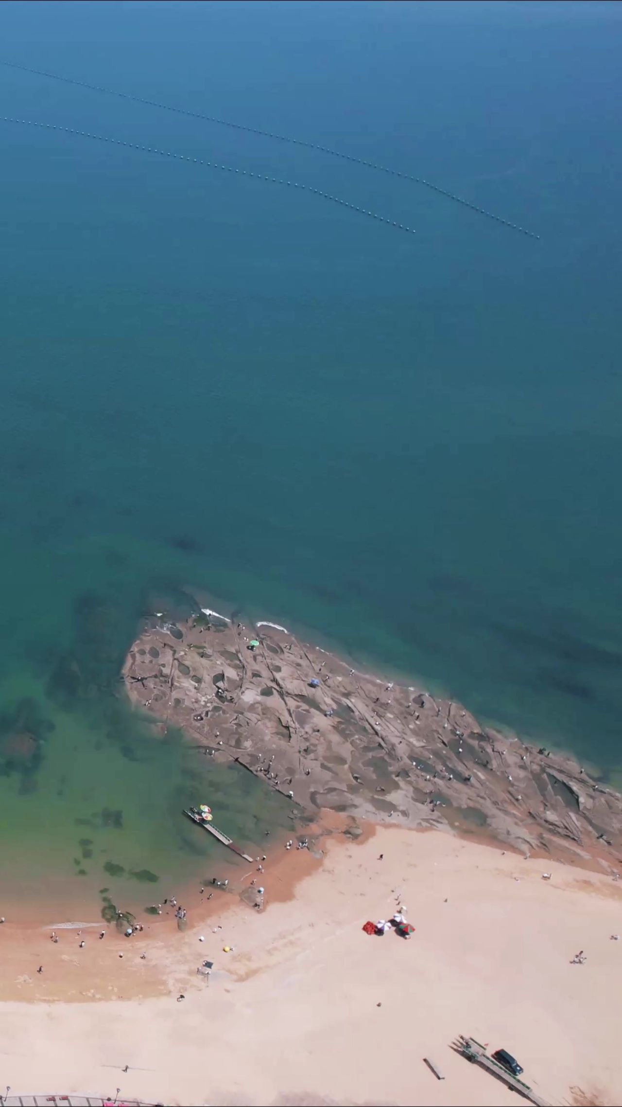 一望无际蓝色海洋大海竖屏航拍  
