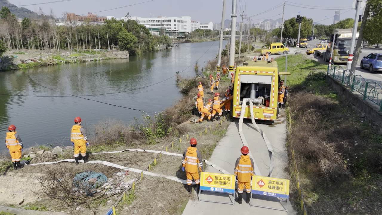 城市河流清理现场