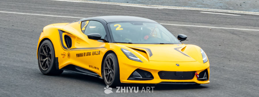 黄色莲花跑车赛道疾驰