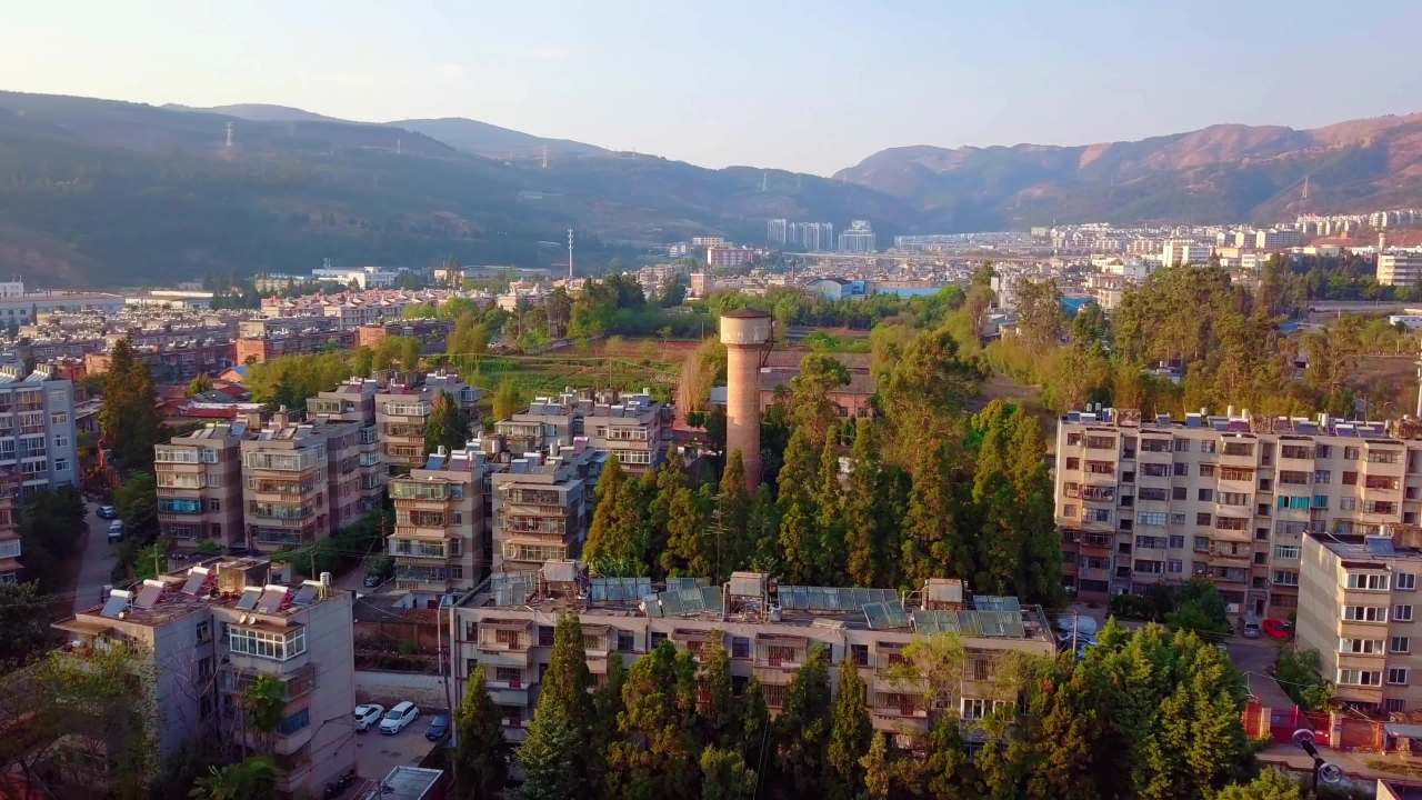 城市山景日落时分