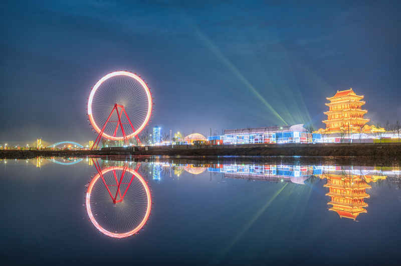 灯火通明的摩天轮和建筑
