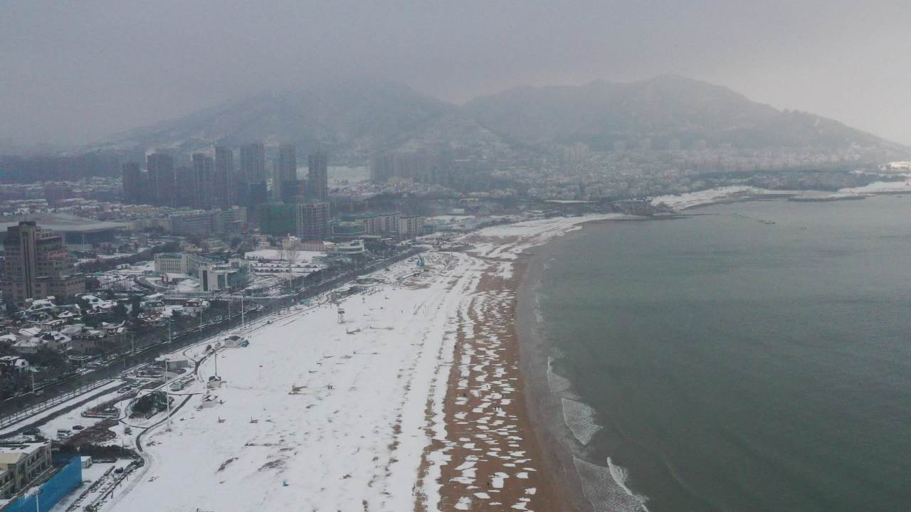 青岛石老人浴场海边雪景航拍 6