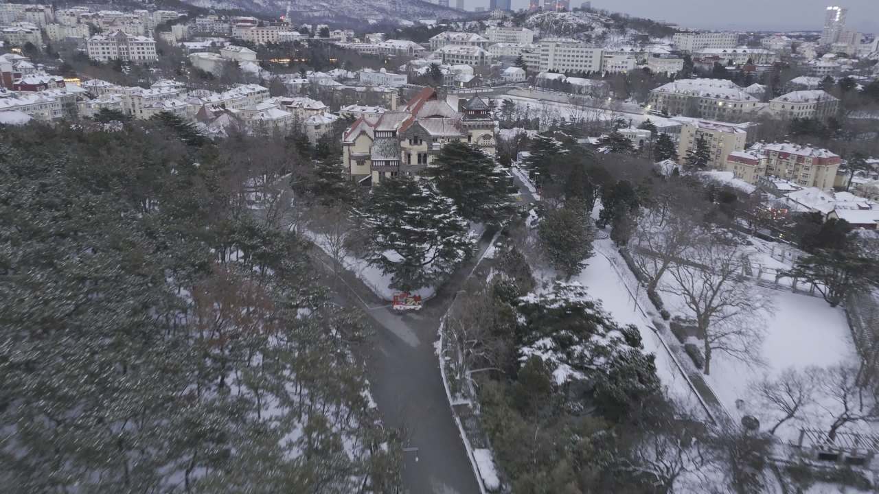 青岛老城区信号山海边雪景航拍 13