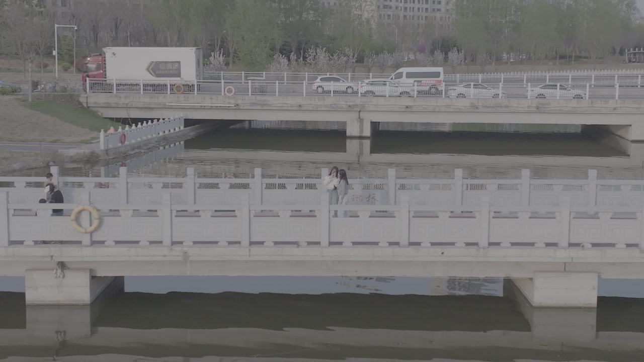 桥上漫步的都市时光