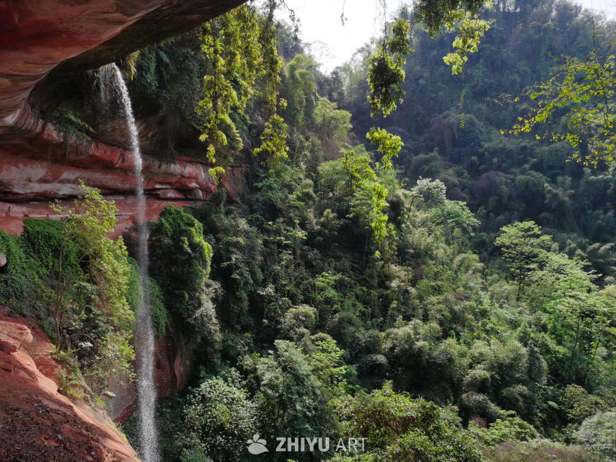 林间飞瀑临空景
