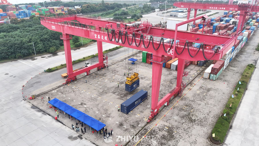 港口集装箱装卸作业现场