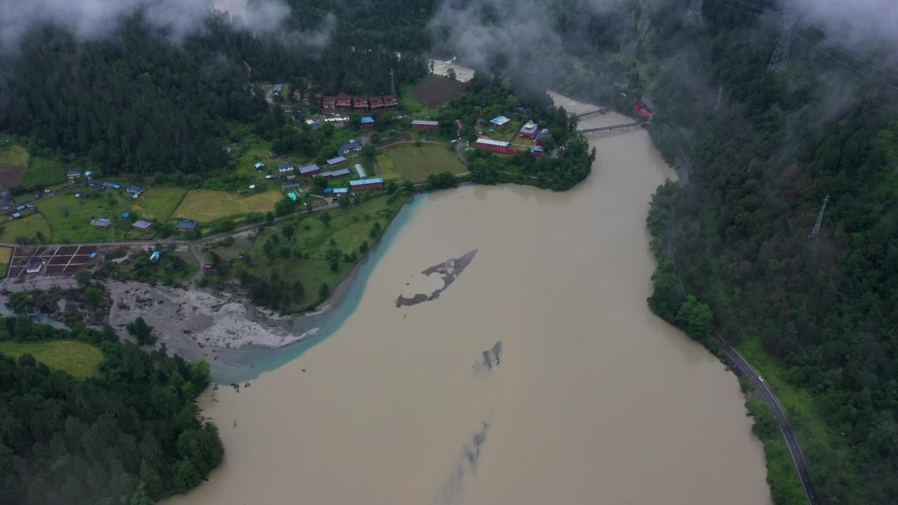 航拍雨雾天的波密岗云杉林风景