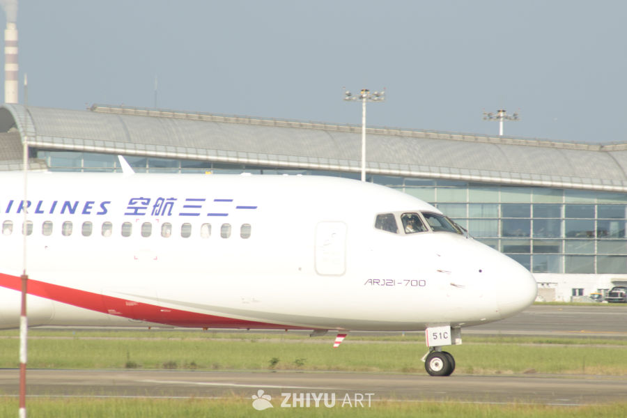ARJ21-700飞机在机场跑道上