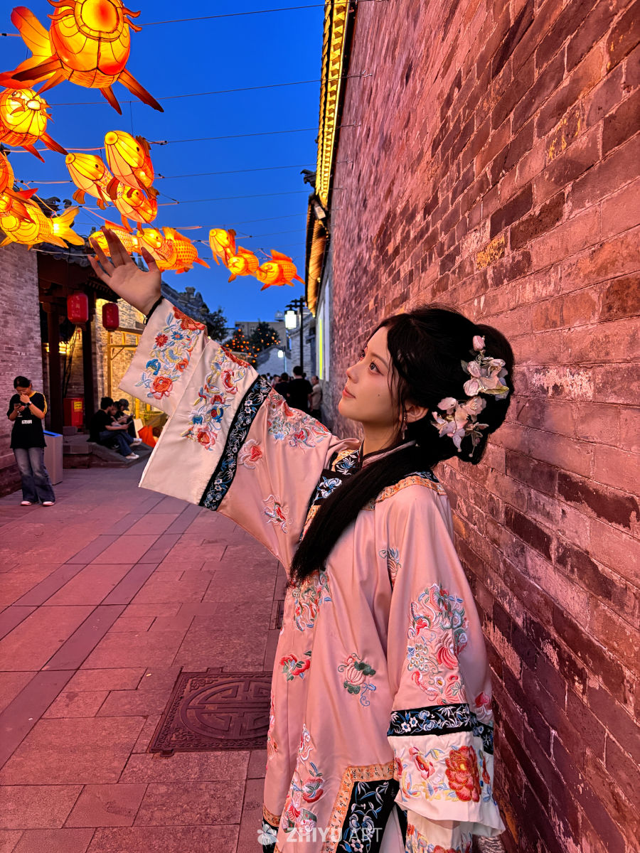古装女子仰望灯笼夜景
