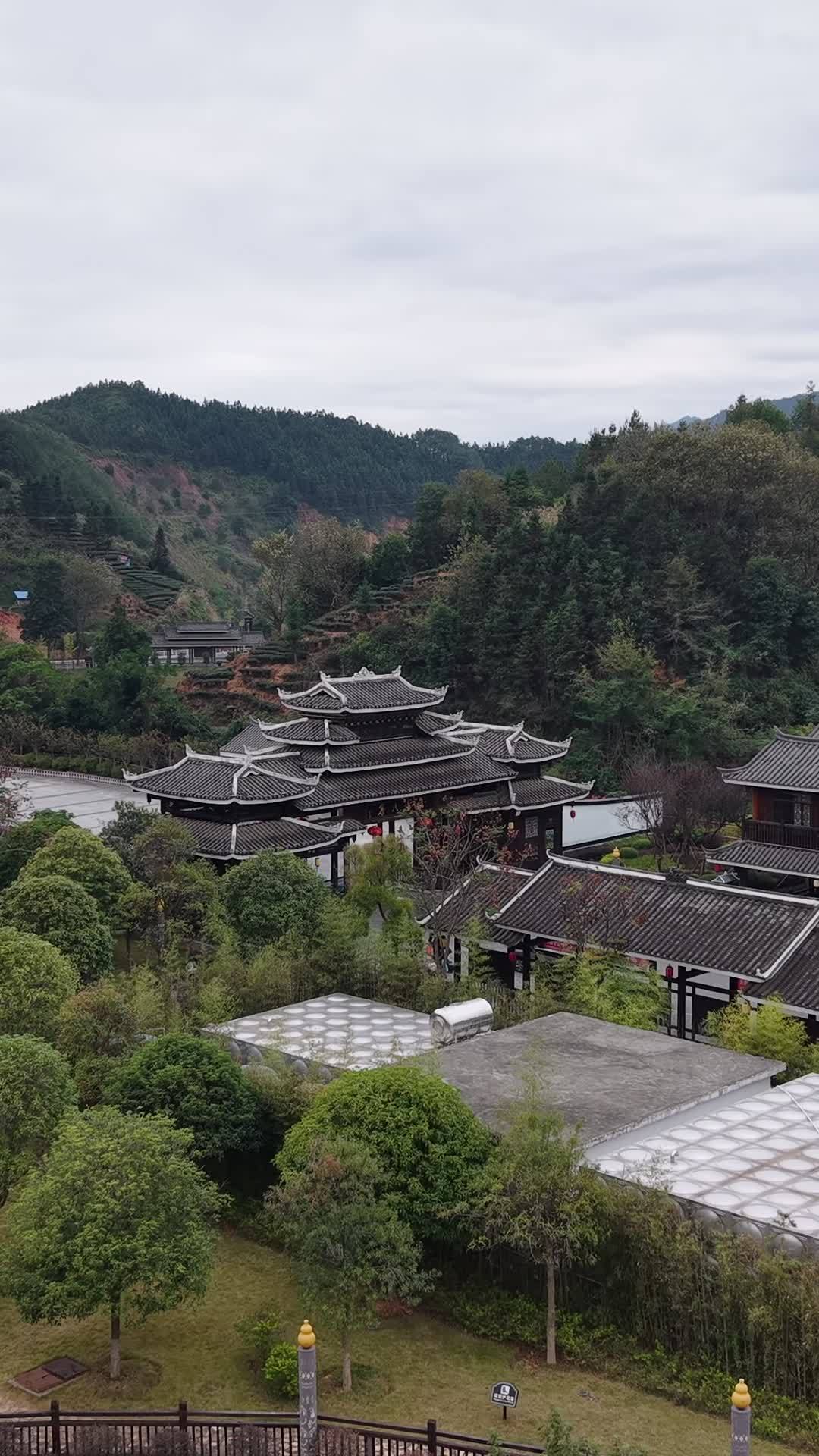 竖版航拍侗族特色建筑程阳八寨风景 (1)