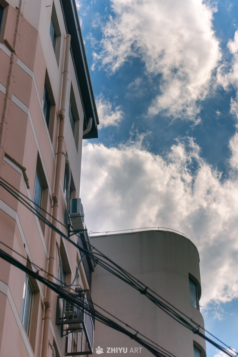 城市天空下的建筑一角