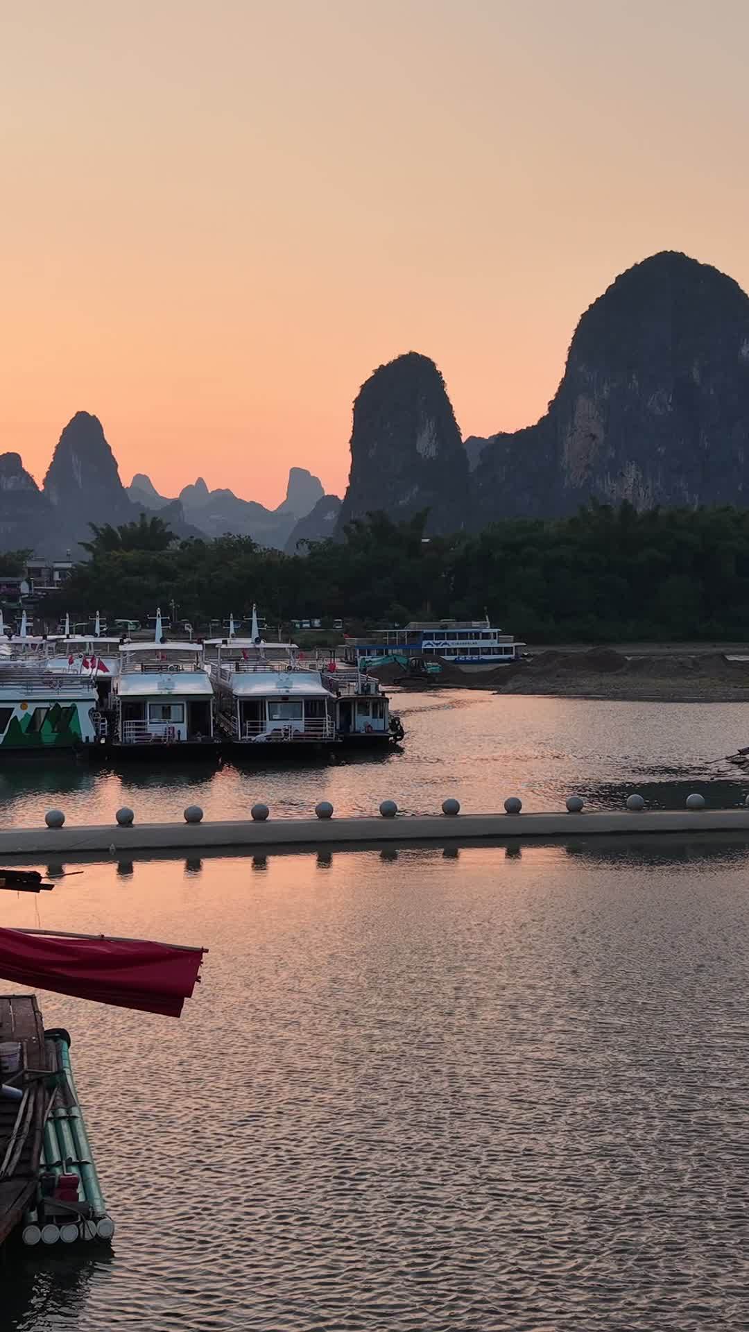 夕阳下的漓江