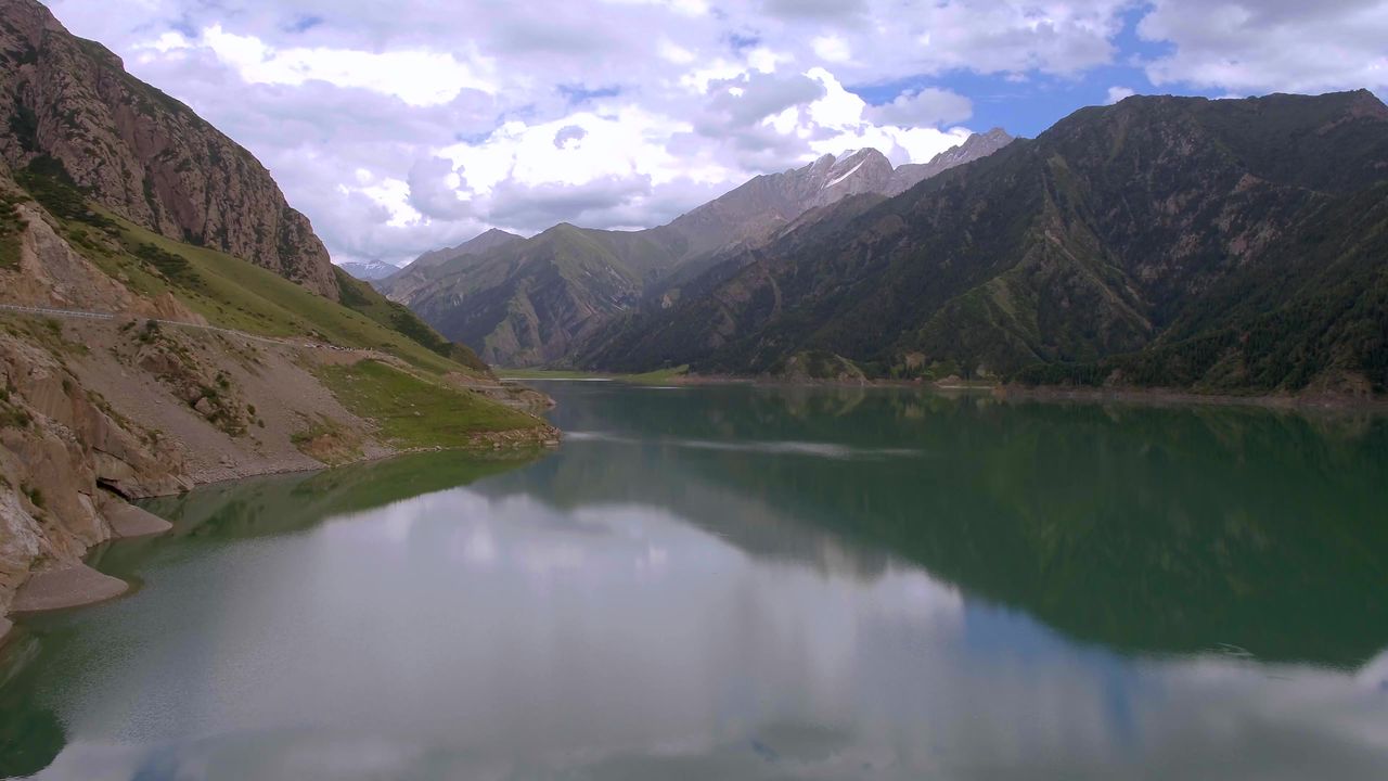 新疆雪山南迦巴瓦天山蓝天湖山谷山林