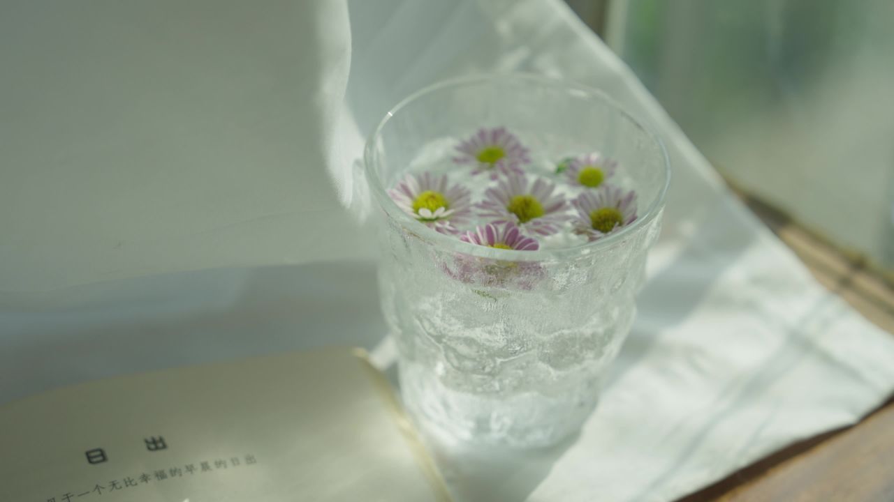 唯美的小花和书本
