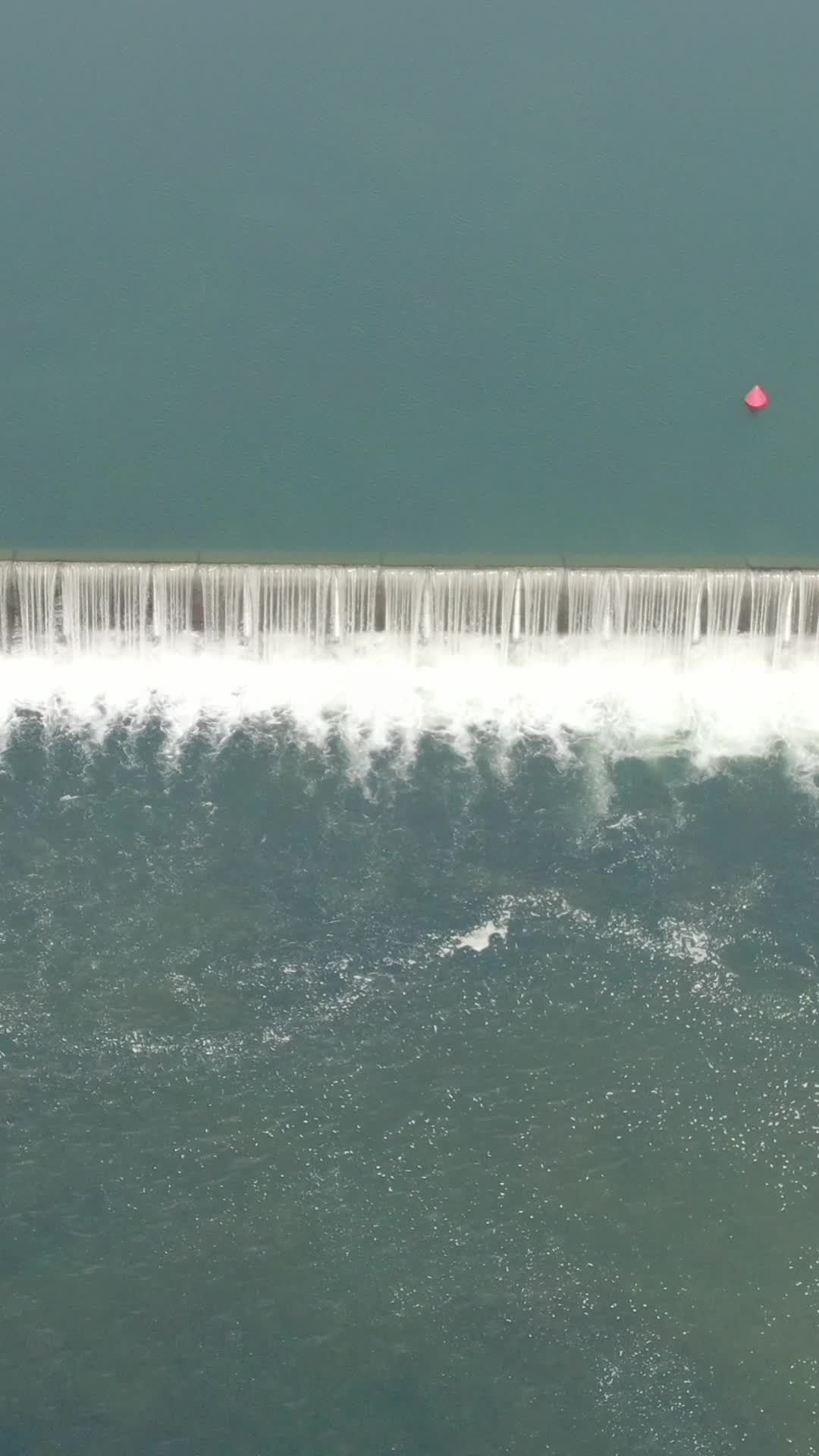 水坝上的波涛