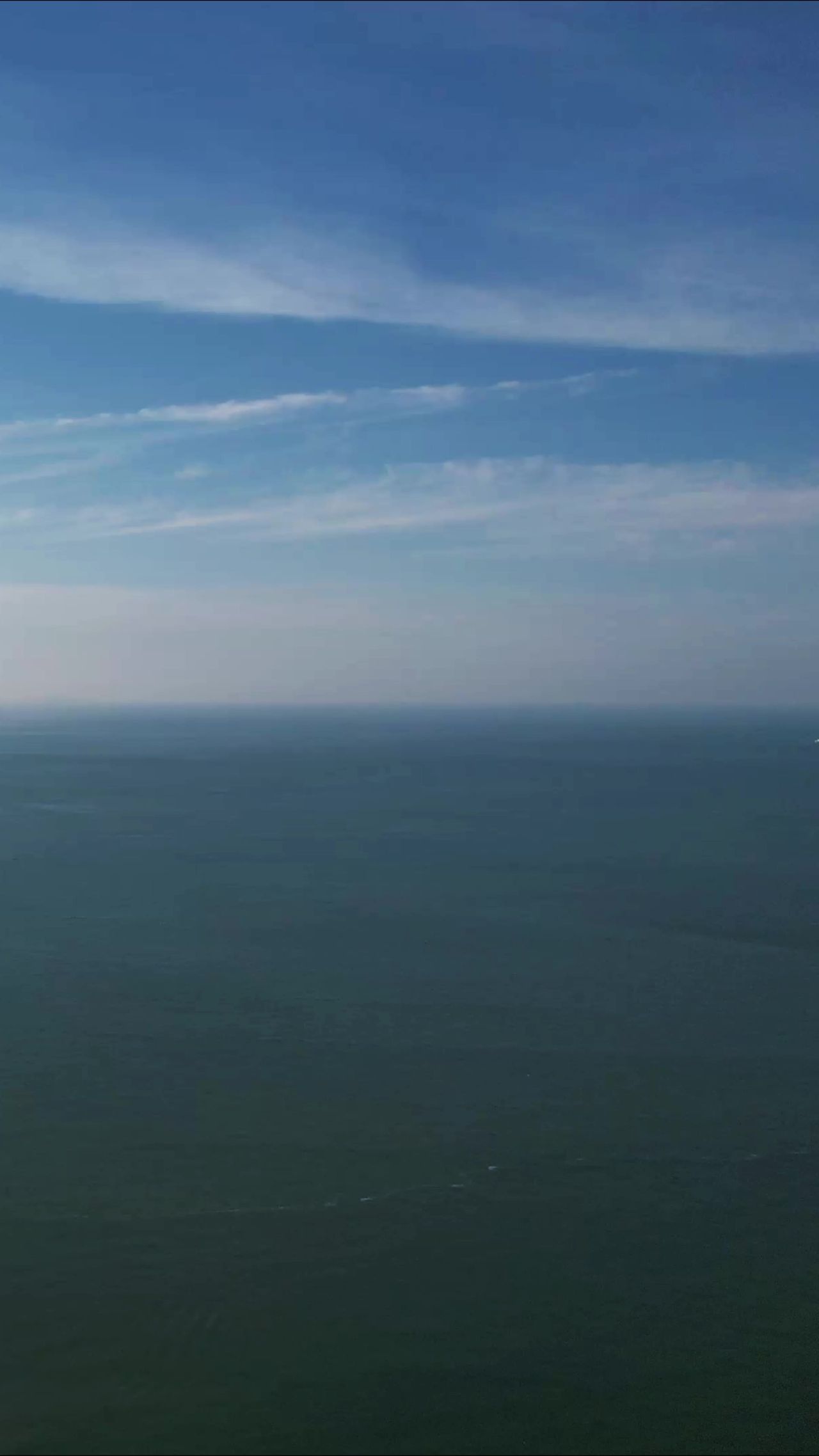大海海浪沙滩风景浪花竖屏航拍  