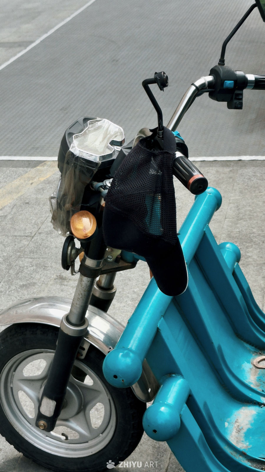 克莱因蓝电动车头特写