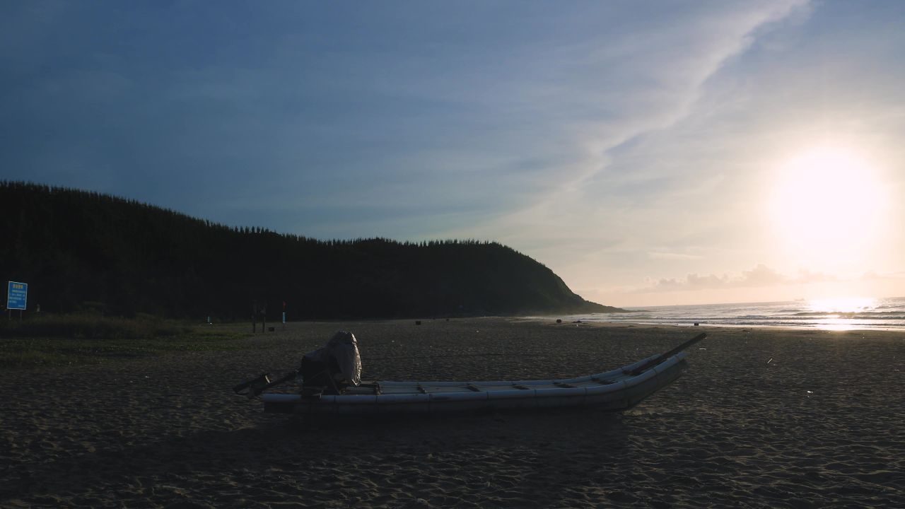 海边废弃木船
