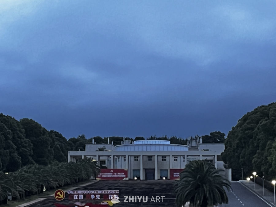 夜幕下的庄严建筑