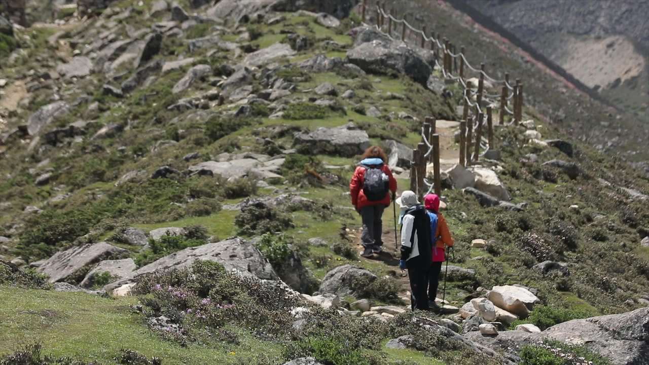 徒步库拉岗日雪山