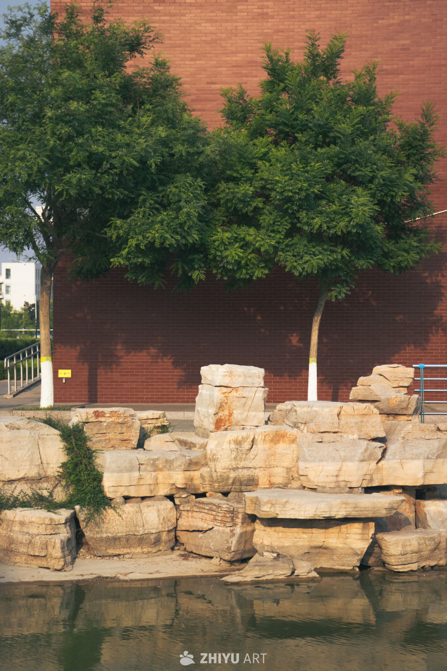 红砖墙前的静谧水景