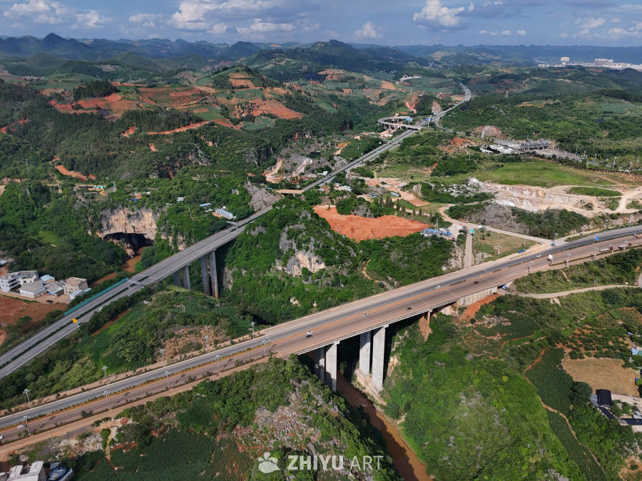 山间蜿蜒的高速公路