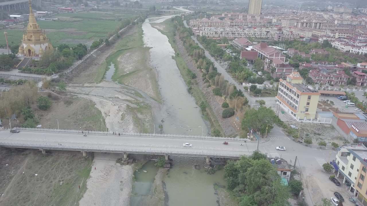 桥上车流与河畔城市
