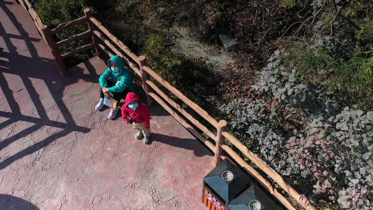 秋日山间木栈道
