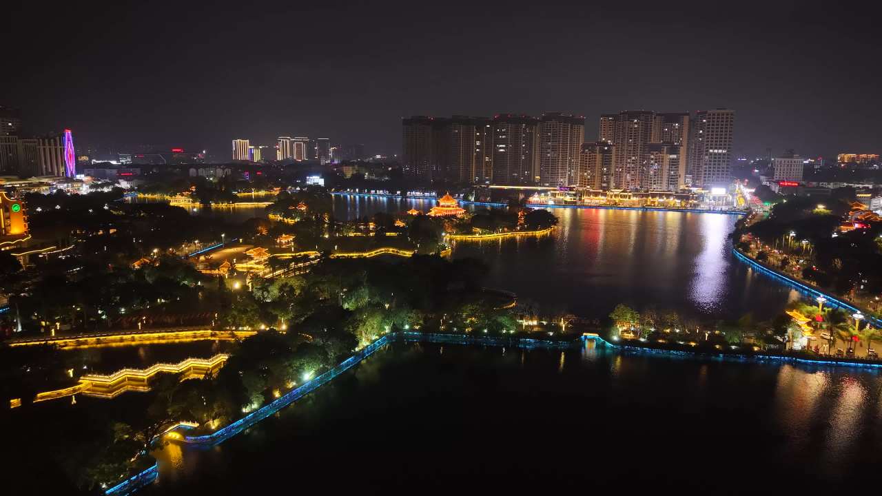 夜晚城市的湖光山色