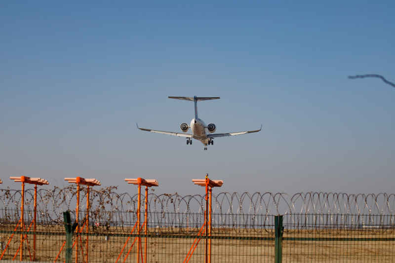 中国南方航空国产ARJ21-700(B-652M)飞机降落洛阳北郊机场 13