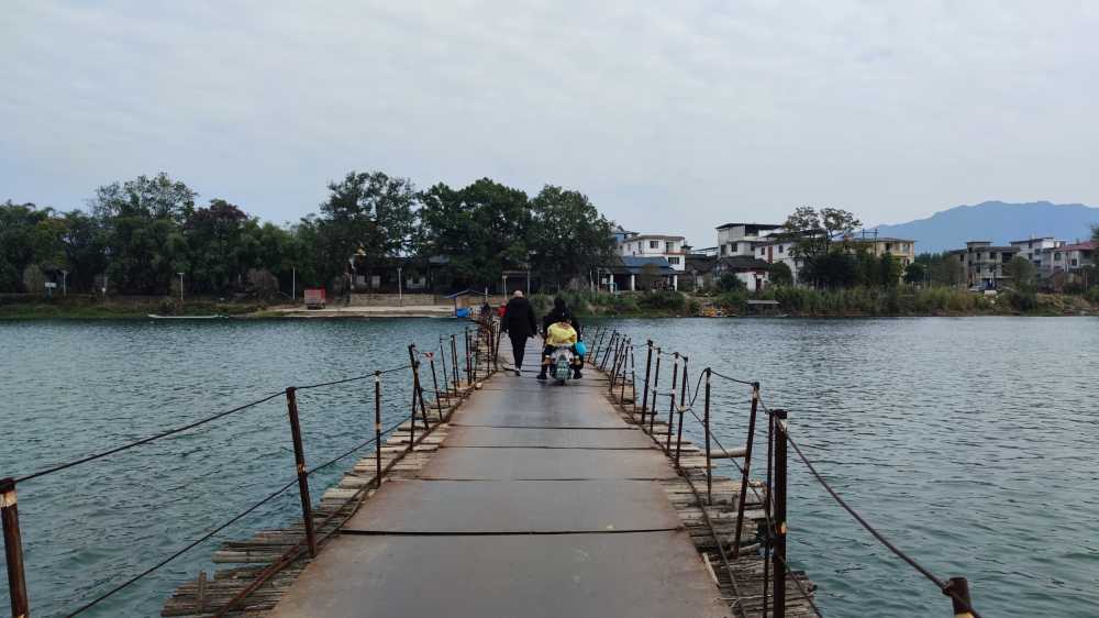 浮桥上的人