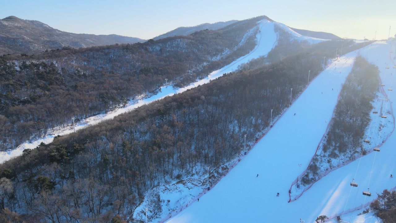 航拍滑雪场山坡雪道人群