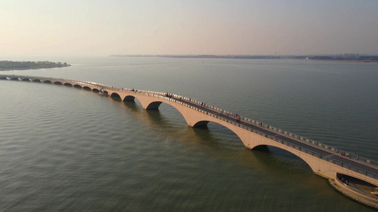 上海淀山湖上的长堤拱桥