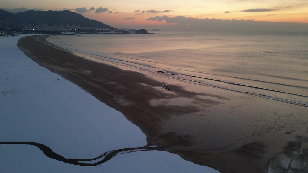 青岛石老人浴场海边雪景航拍 3