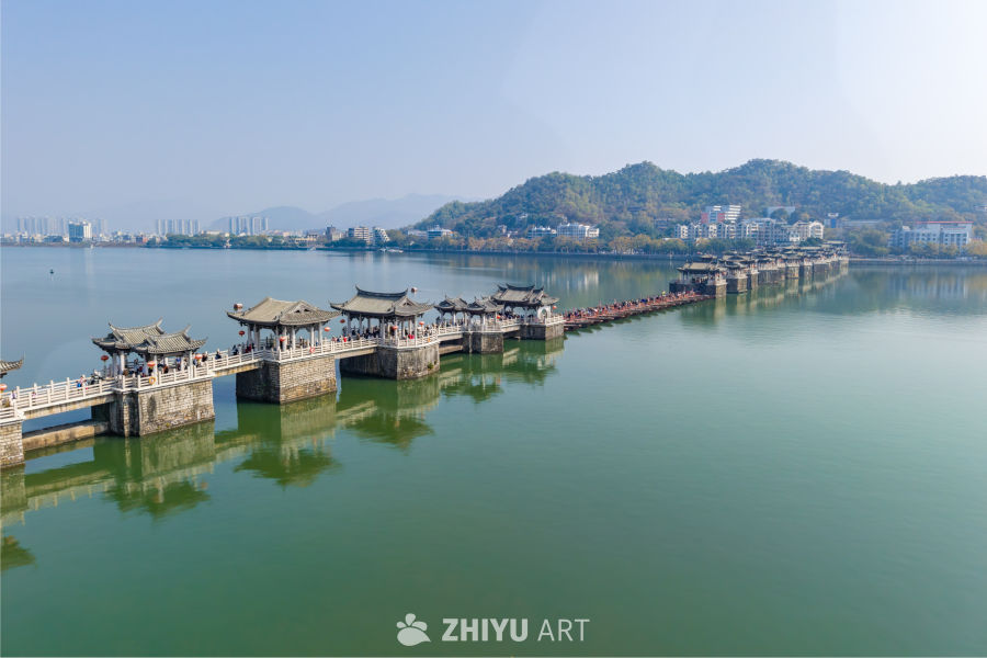 古桥横跨碧湖，亭台楼阁映水光