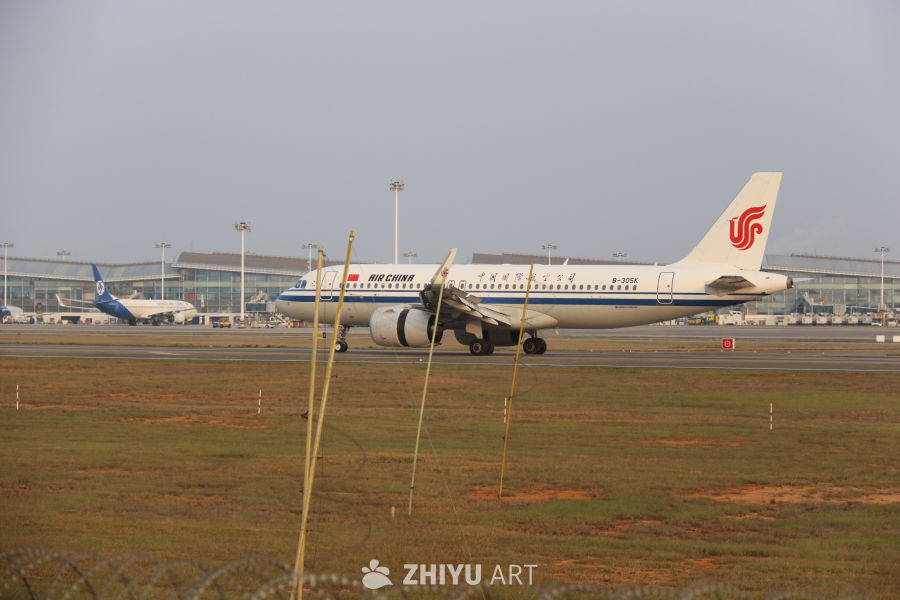 机场跑道上的中国国际航空飞机