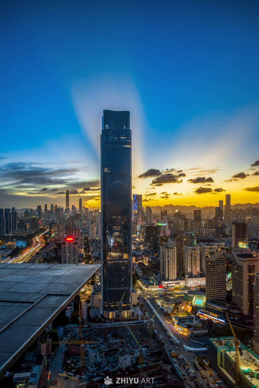 都市黄昏：高楼与灯火