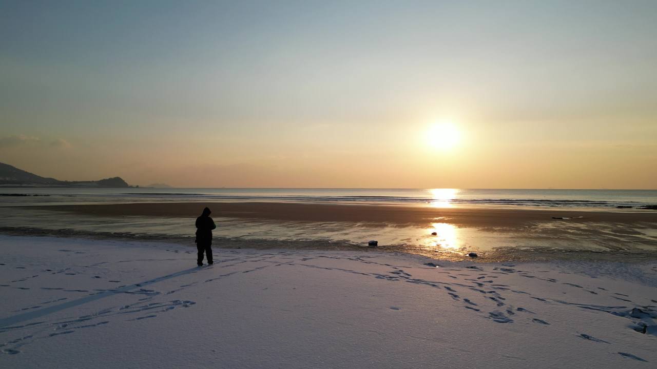 青岛石老人浴场海边雪景航拍 22
