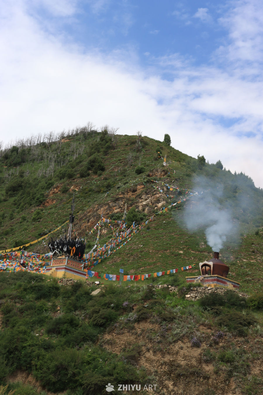 山间寺庙与经幡