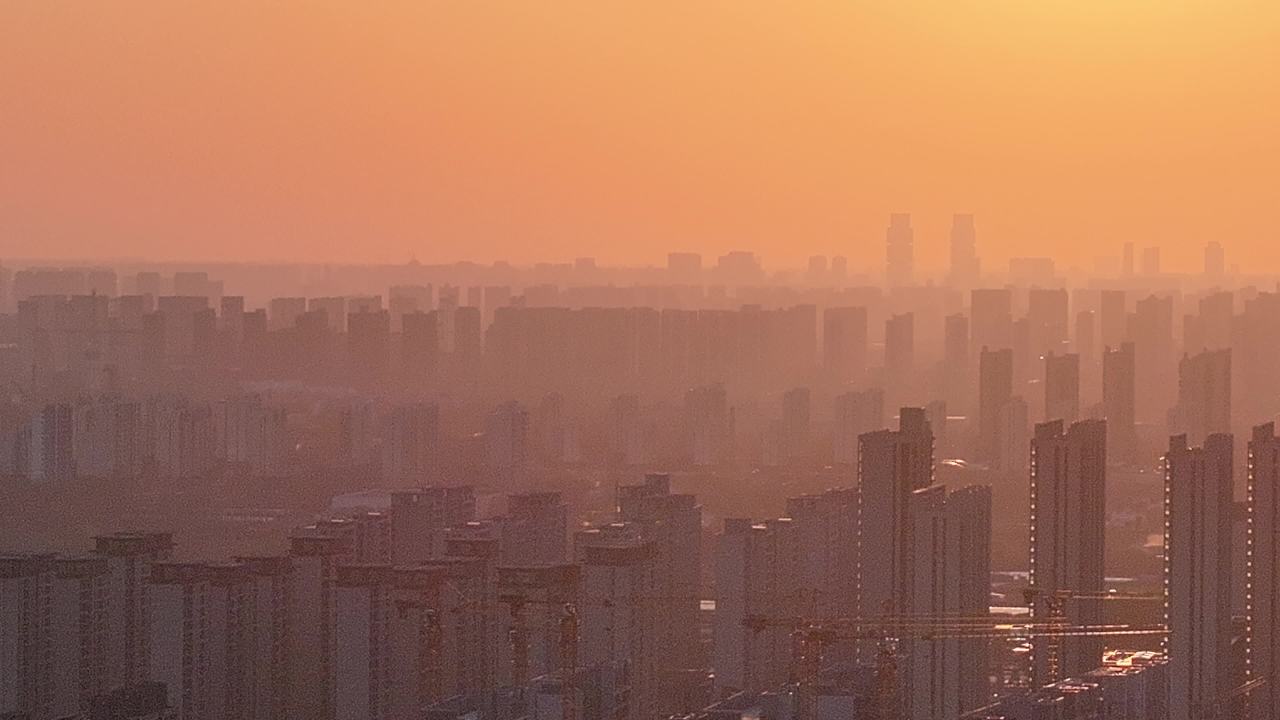 日落时的城市剪影
