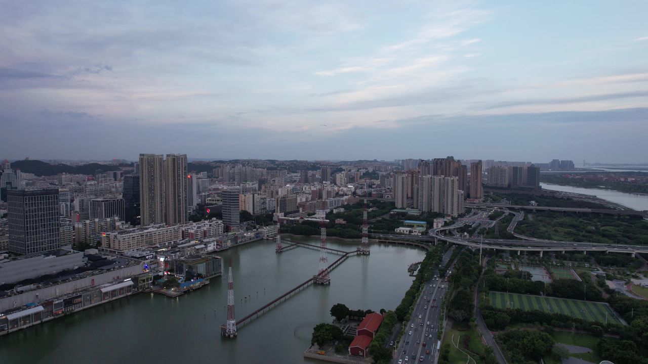 福建泉州夕阳晚霞夜幕降临拥堵交通车辆行驶航拍 