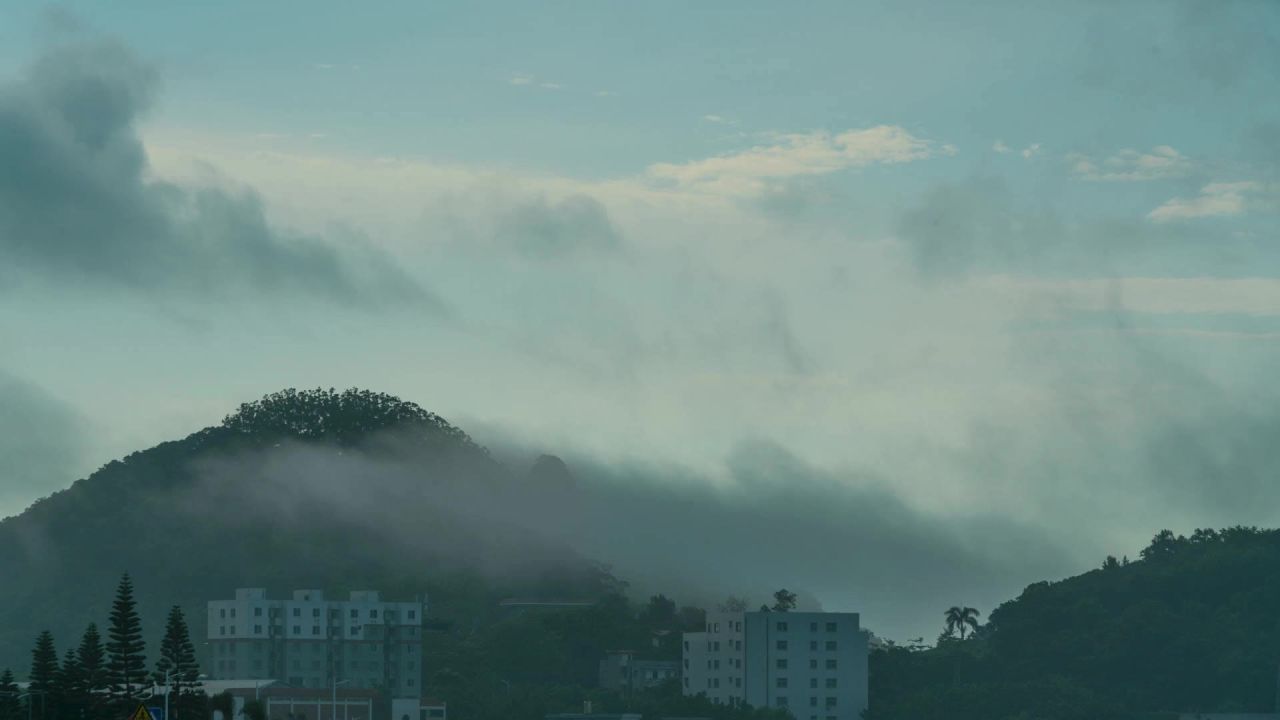 山顶缥缈的云雾