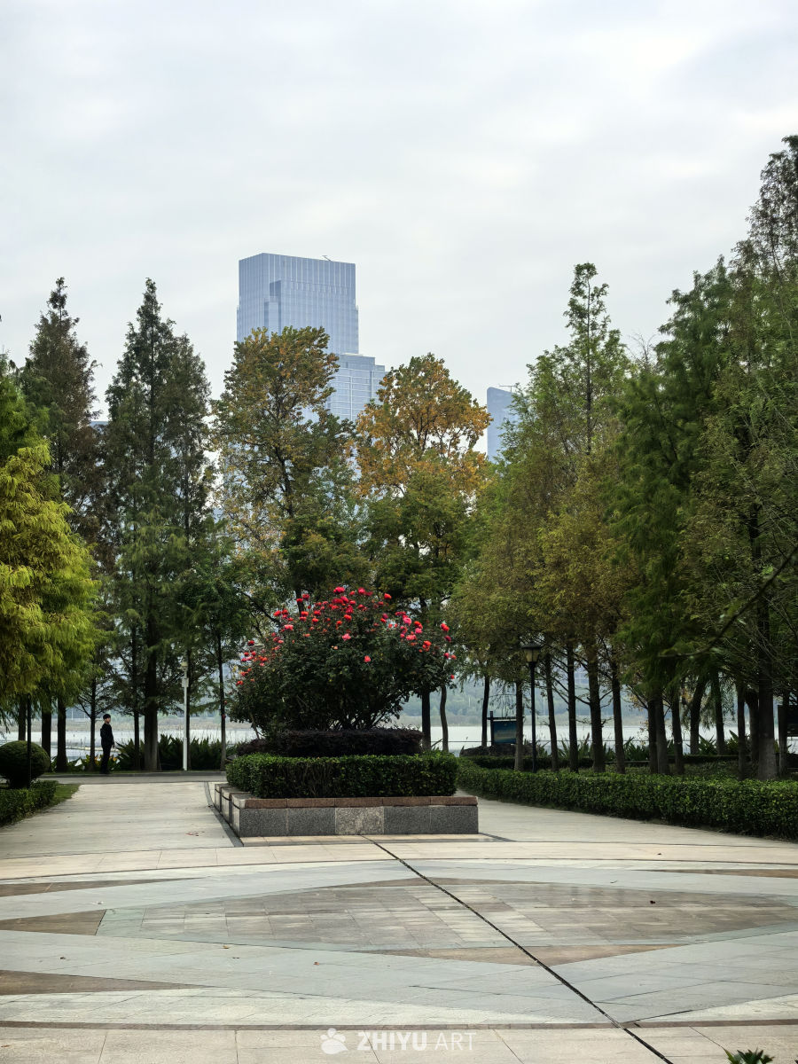 水静万佛湖，风微湖岸幽
