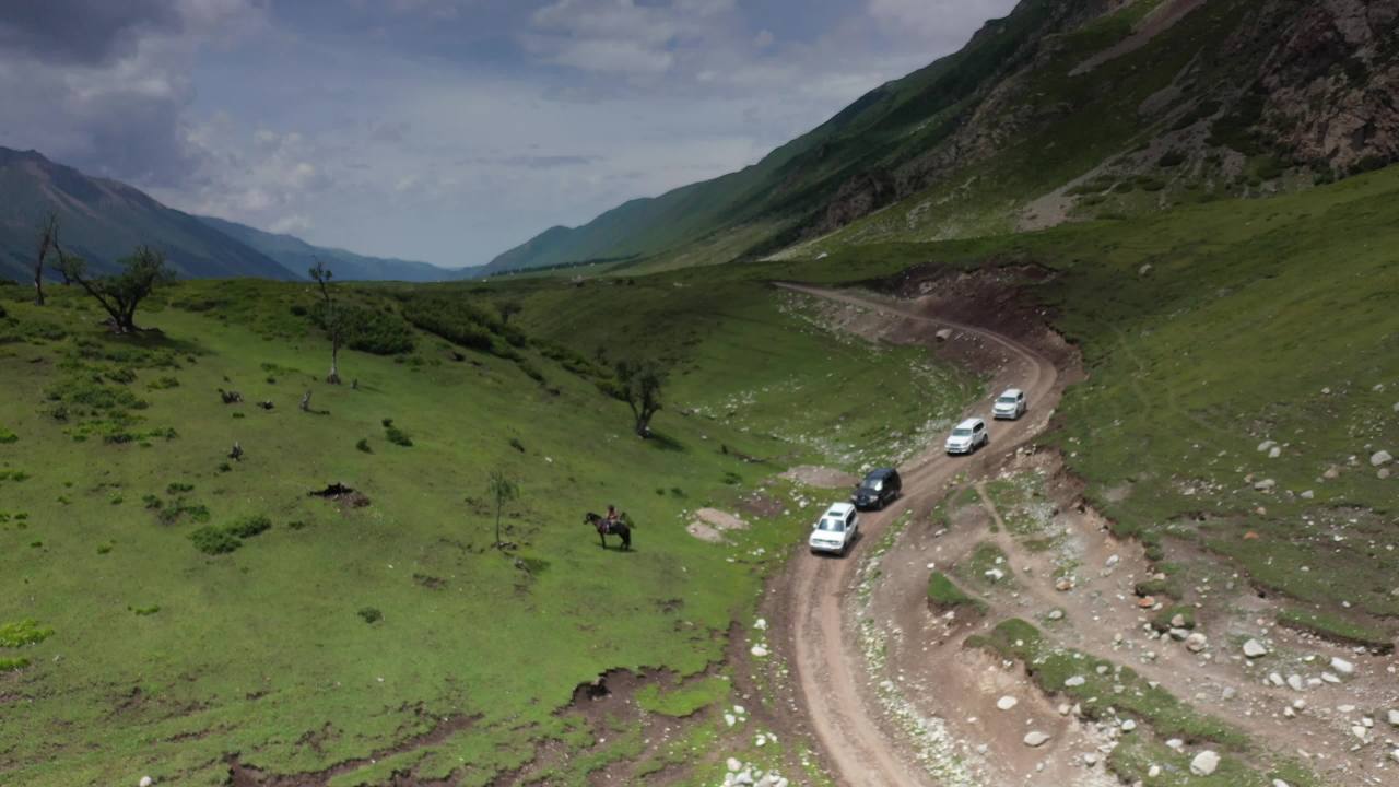 山间草地上的旅行