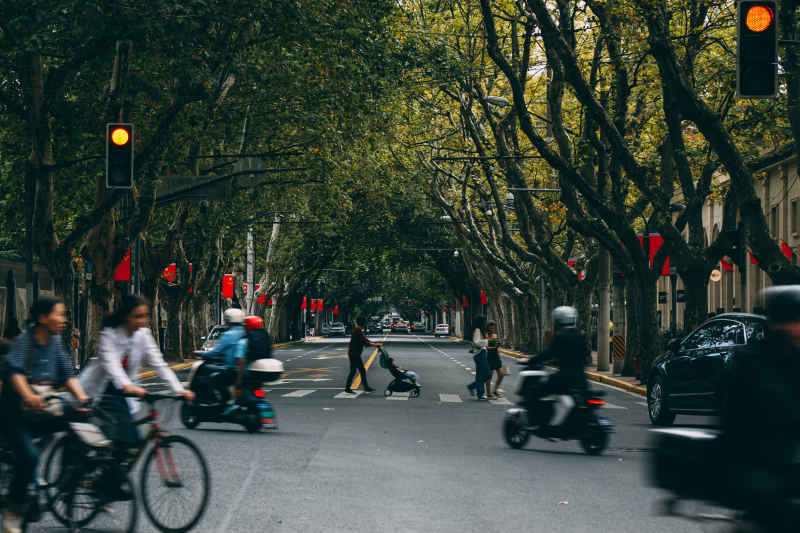 交错马路中定格的人