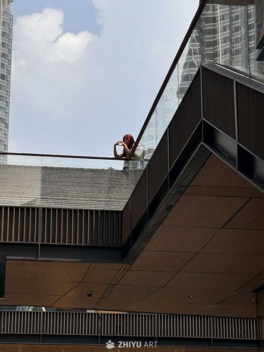 阳台上的心形手势