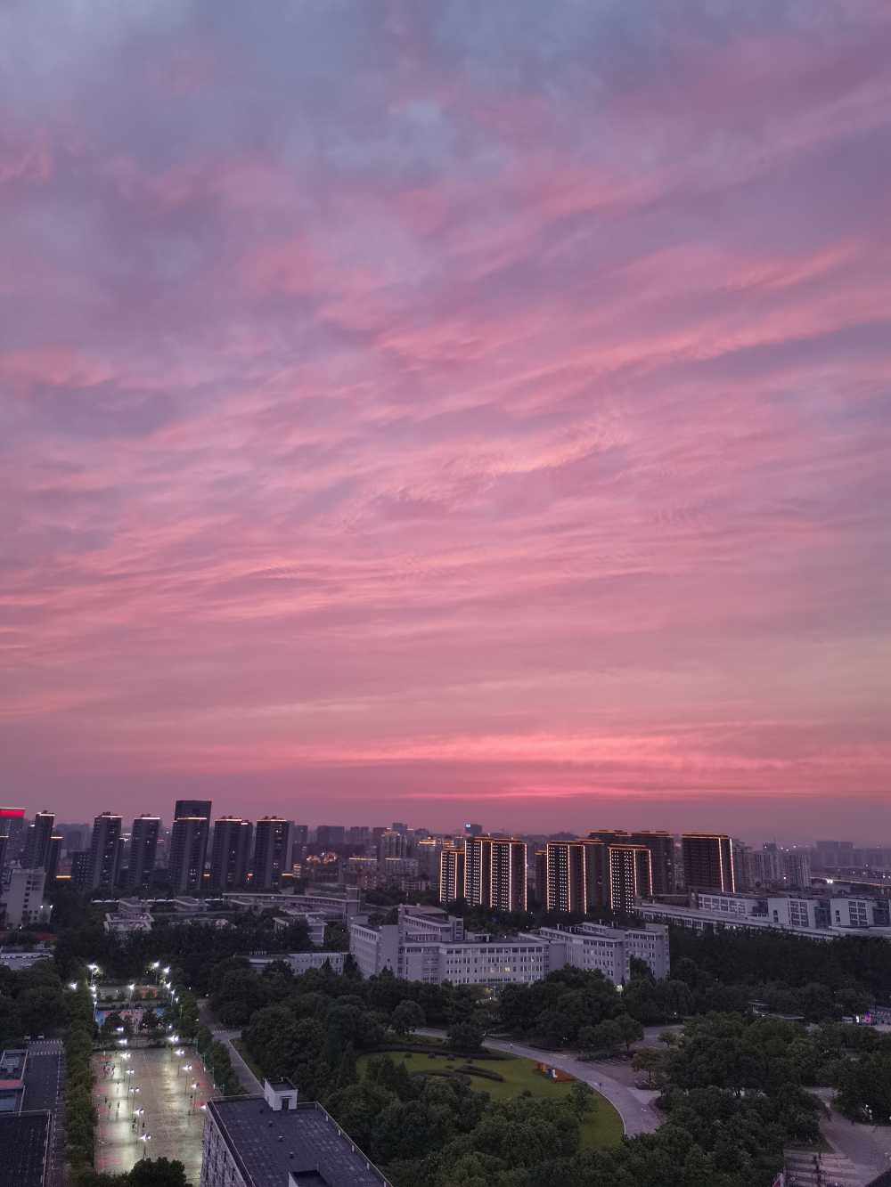 校园宿舍阳台的夕阳