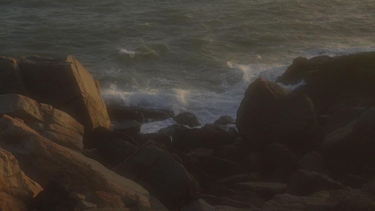 浪打礁石