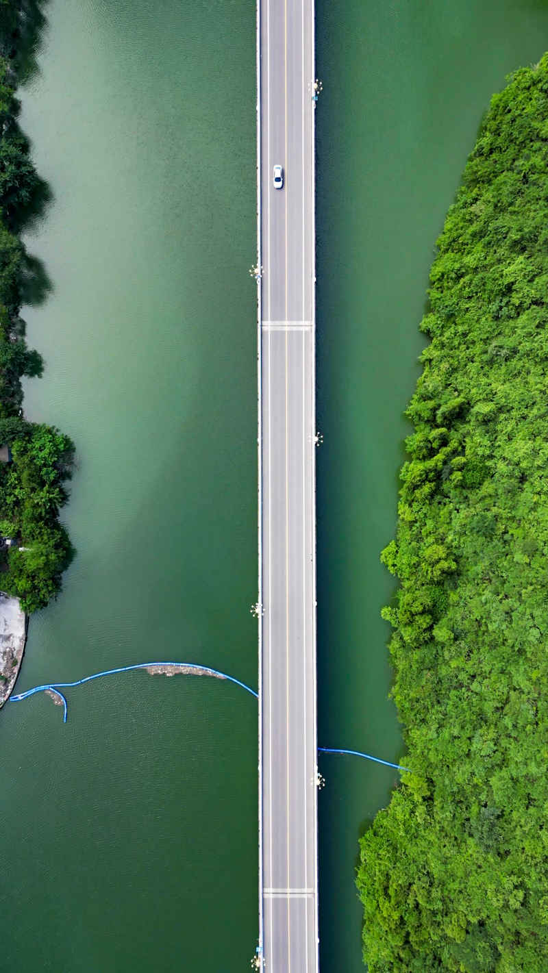 航拍中国最美水上公路湖北新山